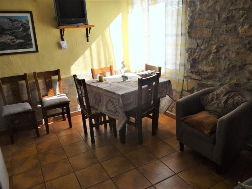 a dining room with a table and chairs at La Remulla in Paúls