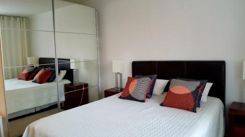 um quarto com 2 camas e um espelho grande em City Apartment Snellmaninkatu 22 B em Kuopio