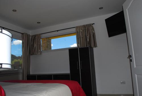 sypialnia z łóżkiem i oknem w obiekcie Cabañas del Duende Potrero de los Funes w mieście Potrero de los Funes