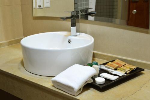 Ένα μπάνιο στο Hostalia Hotel Expo & Business Class