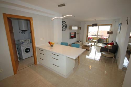 Kitchen o kitchenette sa LA PERLA by RENTMEDANO superb luxury duplex, private roof terrace, ocean view, pool, WiFi and parking