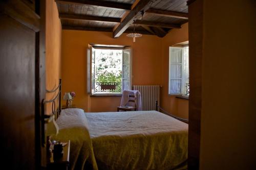 En eller flere senge i et værelse på Borgo Isola Santa