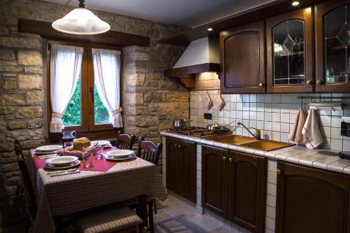 kuchnia ze stołem i blatem w obiekcie Holiday Home Casa Dei Farfui w mieście Momjan