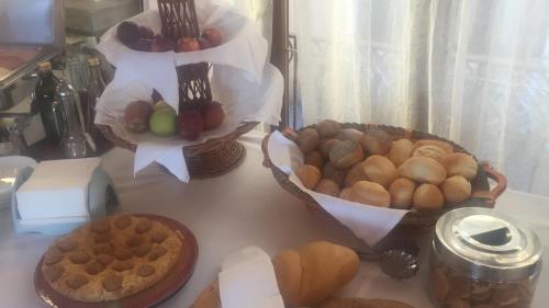 トスコラーノ・マデルノにあるGarda Sol SPA Hotel & Appartamentiのテーブルの上には異なる種類の食べ物が入った2つのバスケットがある