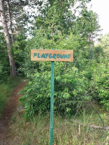 a sign that says playound on a green pole at Landgoed Huize Glory in Bergen aan Zee