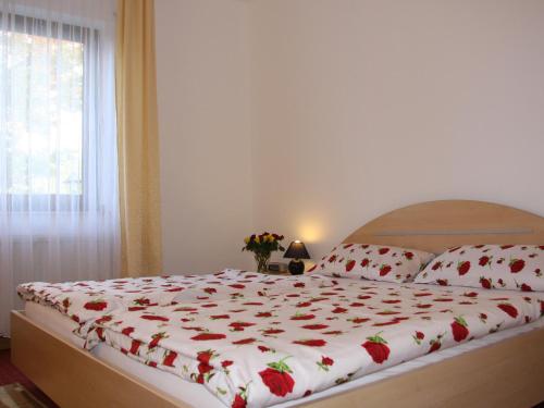 A bed or beds in a room at Hotel Haus Salzberg garni