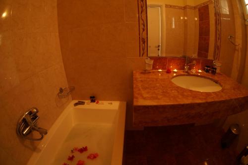 y baño con lavabo, bañera y bañera. en Archipelagos Hotel, en Fourni Ikarias
