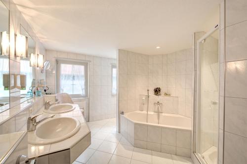 Ένα μπάνιο στο Romantik Hotel Säntis