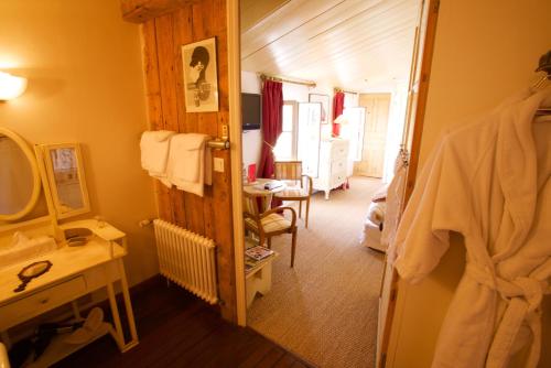 a bathroom with a sink and a mirror at Le Corps de Garde in Saint-Martin-de-Ré