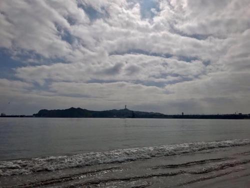 - Vistas al agua desde la orilla de una playa en Bahía horizonte, en Coquimbo