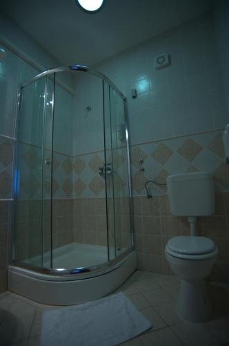 Bilik mandi di Hotel Đakovo