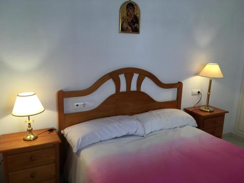 una camera da letto con un grande letto con due comodini di Apartamento en Calpe, playa de La Fossa, primera línea, AA a Calpe