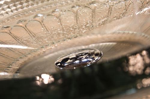 a drop of water sitting on top of a drain at La Maison du Passage - Chambres - Suites premium, Spa, Piscine et Restaurant in Martignargues