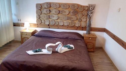 Ένα ή περισσότερα κρεβάτια σε δωμάτιο στο Guest House Planinski Zdravets