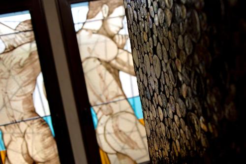 a close up of a stained glass window at La Maison du Passage - Chambres - Suites premium, Spa, Piscine et Restaurant in Martignargues