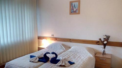 Ένα ή περισσότερα κρεβάτια σε δωμάτιο στο Guest House Planinski Zdravets