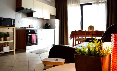 a kitchen and a living room with a table at Como's Lake Mountains B&B in Cremeno
