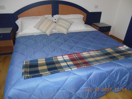 カザーレ・スル・シーレにあるLocanda Ponte Stella al Borgoの- ベッド(青い掛け布団、枕2つ付)