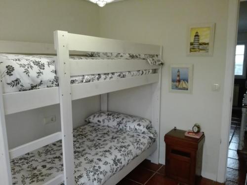 費羅爾的住宿－Casacovas，一间卧室配有两张双层床。