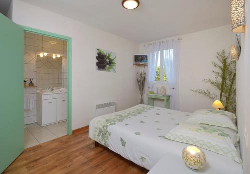 a small bedroom with a bed and a bathroom at Domaine de la Cour in Sainte-Gemme-dʼAndigné