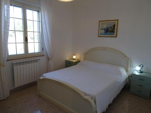 レウカにあるVilla Fellonicheのベッドルーム(白いベッド1台、窓付)