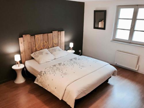 1 dormitorio con 1 cama grande y 2 lámparas en MyAlsace en Colmar