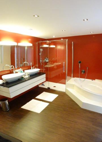 a large bathroom with two sinks and a tub at TUX DIAMANT in Tux