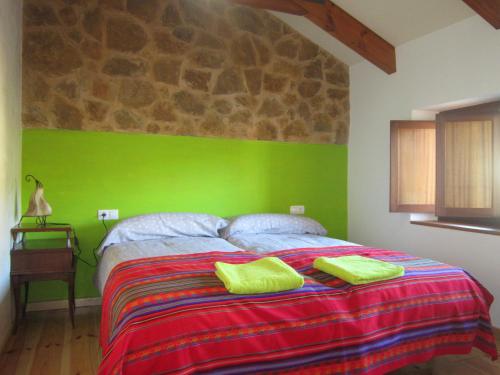 - une chambre verte avec un lit et 2 oreillers verts dans l'établissement Casa Rural Lamadretierra, à Villamejil