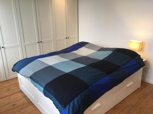 1 cama con edredón azul y negro en una habitación en Maison Juliet en Brujas