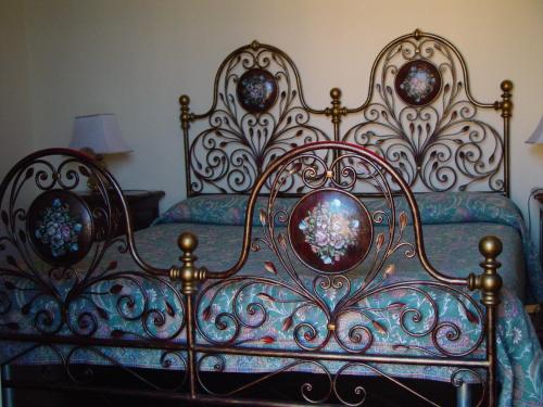 a bedroom with a bed with auliculiculiculiculiculiculiculiculic at Locanda Miranda in Tellaro