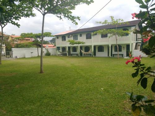 una casa con un patio delante de ella en Pousada Villaverde, en Florianópolis
