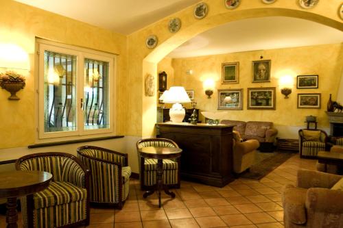 a waiting room with chairs and a table in a room at Locanda Miranda in Tellaro