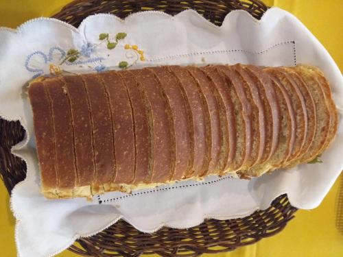 un gâteau au chocolat sur une assiette sur une table dans l'établissement Pousada Brisa do Mar, à Barra Grande
