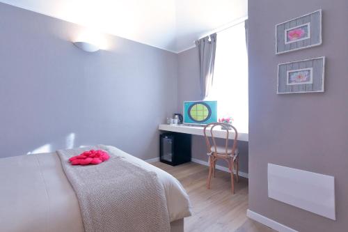 a bedroom with a bed and a desk and a window at Agriturismo Tenuta "Il Cigno" in Villanterio