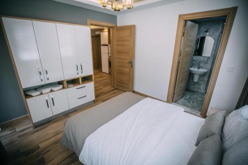 Un pat sau paturi într-o cameră la Nova Uzungöl