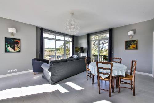 a living room with a couch and a table at Belle vue in Montsoreau