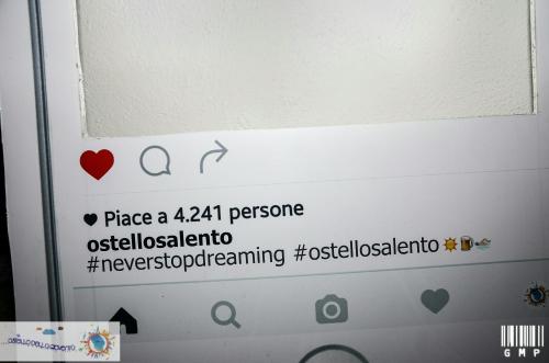 a sign that reads place a personoleanoleanitutionomethingomethingomething at Ostello Salento in Alezio