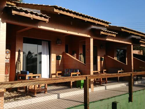 um modelo de casa com um deque de madeira em Pousada Suites do Santinho em Florianópolis