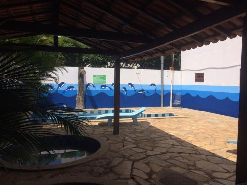 a blue wall with a bench in a patio at Hotel Imperador in Caldas Novas