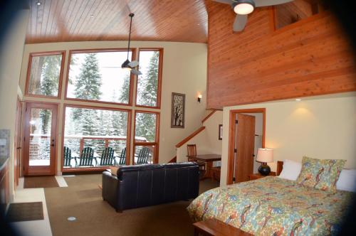 1 dormitorio con cama y ventana grande en Montecito Sequoia Lodge, en Parque Nacional de las Secuoyas
