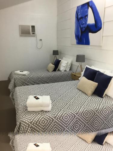 2 Betten in einem Zimmer mit Wandgemälde in der Unterkunft Cottage on Cork - Muddy Cottage in Winton