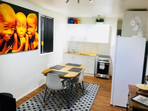 une cuisine avec une table et des chaises dans une pièce dans l'établissement Cottage on Cork - Muddy Cottage, à Winton