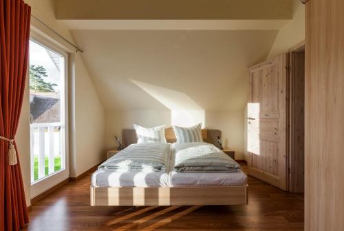 グロヴェにあるFerienhaus Ostseedüne Glowe - Rügenのベッドルーム1室(ベッド1台、大きな窓付)