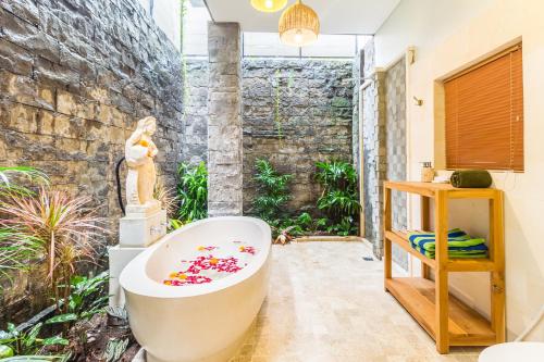 Bije Suite Villa Ubud tesisinde bir banyo