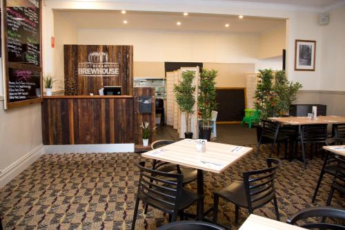 un restaurant avec des tables, des chaises et un comptoir dans l'établissement Great Ocean Road Brewhouse Apollo Bay, à Apollo Bay