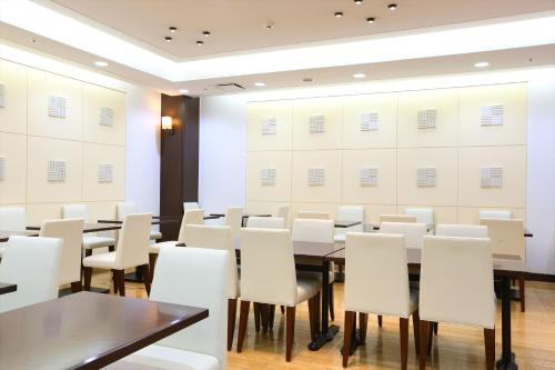 a conference room with a table and chairs at Hotel Hokke Club Sapporo in Sapporo