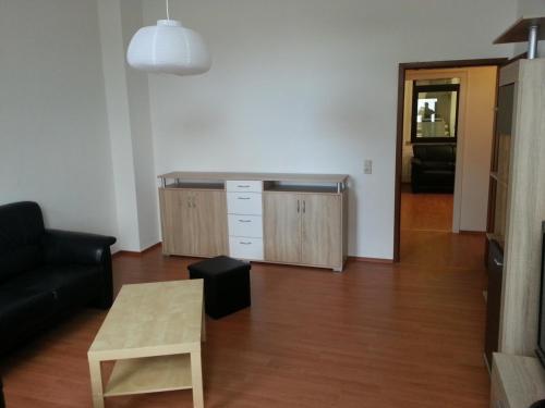 ein Wohnzimmer mit einem Sofa und einem Tisch in der Unterkunft Johnny's wohnen auf Zeit in Duisburg