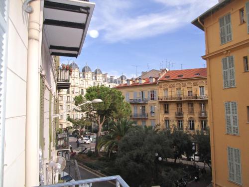 einen Blick vom Balkon eines Gebäudes in der Unterkunft Appartement in Nizza