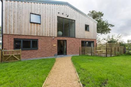 Zahrada ubytování Oak & Hazel, Heath Row Barn