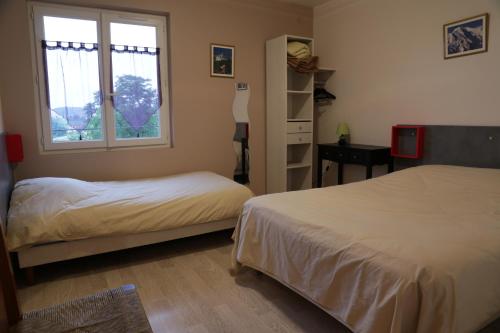 um quarto com 2 camas e uma janela em Hotel Restaurant De La Roche em Les Sauvages